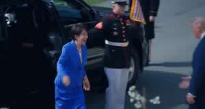 바이든 조롱 사진에 빵터진 日총리