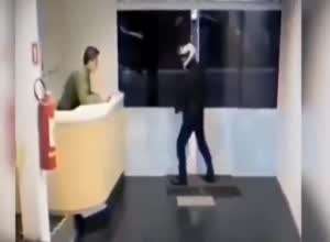 낯선 남자의 방문에 흥분한 남자들ㄷㄷㄷ