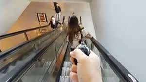 리모컨으로 조종 가능한 여친.gif