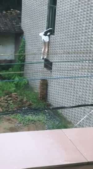 많이 아파 보이는 처자.gif