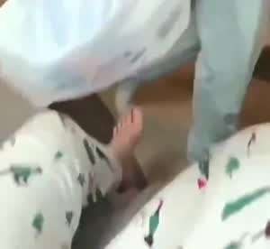 누나에게 정성스러운 생일선물 준 남동생