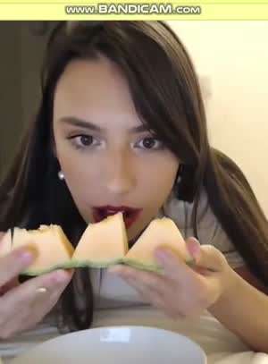 과격한 먹방녀.mp4