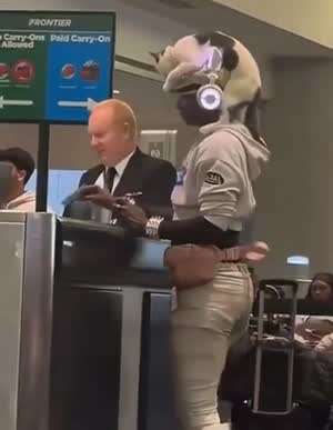 공항에 이상한 모자 쓰고온 누나