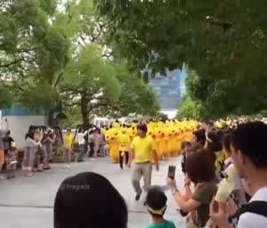 길거리를 행진하는 피카츄 무리들