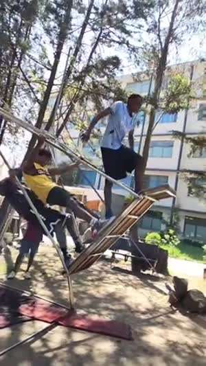 SNS에서 폭발적인 인기를 얻은 공중 곡예 릴스.gif