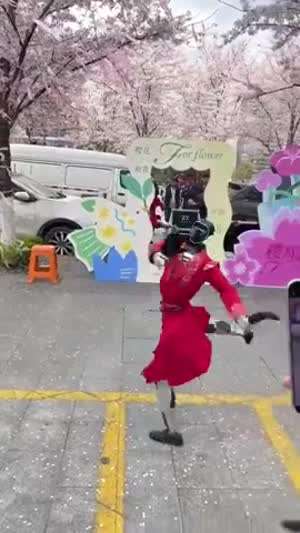 사람를 치더니 잘 넘어졌다.