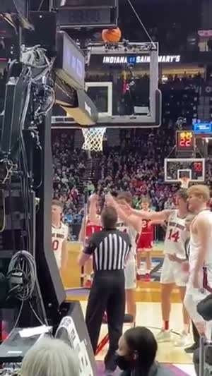 농구 코트에서 흔치 않은 일