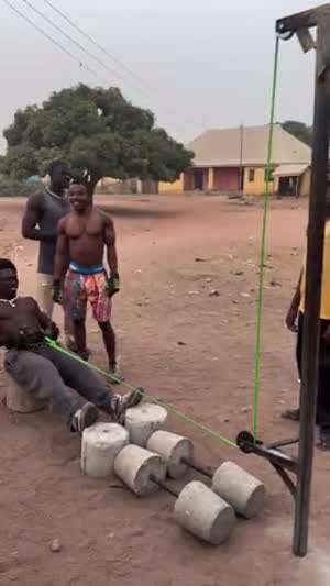 아프리카 야외 헬스장.mp4