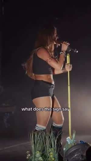 콘서트장에서 동창을 만난 가수