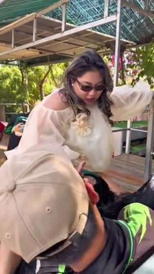 베트남의 타조농장 타조 타는 여성.mp4