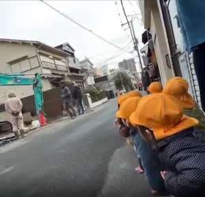 포크레인 퍼포먼스에 감탄하는 일본 유치원생들