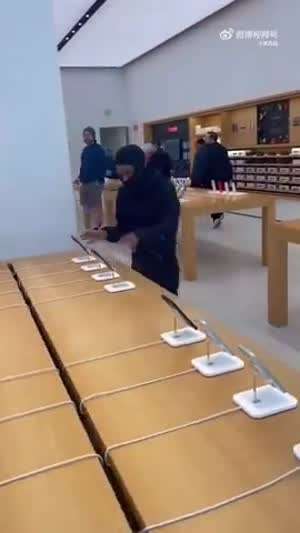 쿨 절도..입구에 경찰차