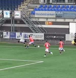 심판을 도와주는 친절한 축구 선수