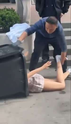 중국에서 전 여친 쓰레기통에 버린 현장