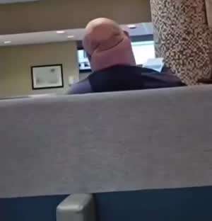 미소짖는 뒤통수