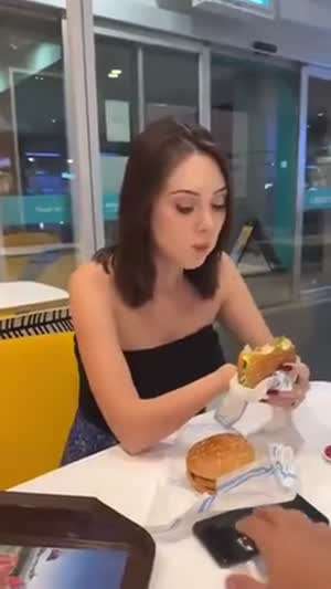 손대지 마! 두개 다 먹을거야...