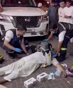 두바이에 있는 자동 CPR 기계.mp4