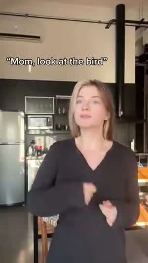 딸아, 손가락질하는 건 예의없는 행동이란다...