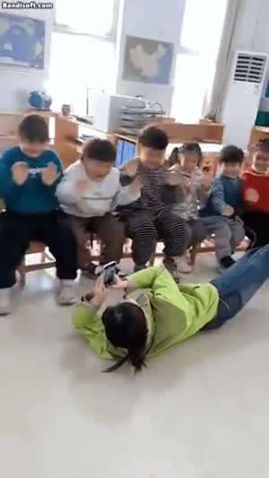 영상 촬영에 진심인 유치원 선생님