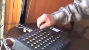 76세에 전자음악을 만들기 시작한 일본 농부.gif