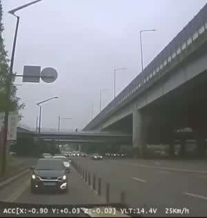 경찰 패싱하는 얌체 택시.gif