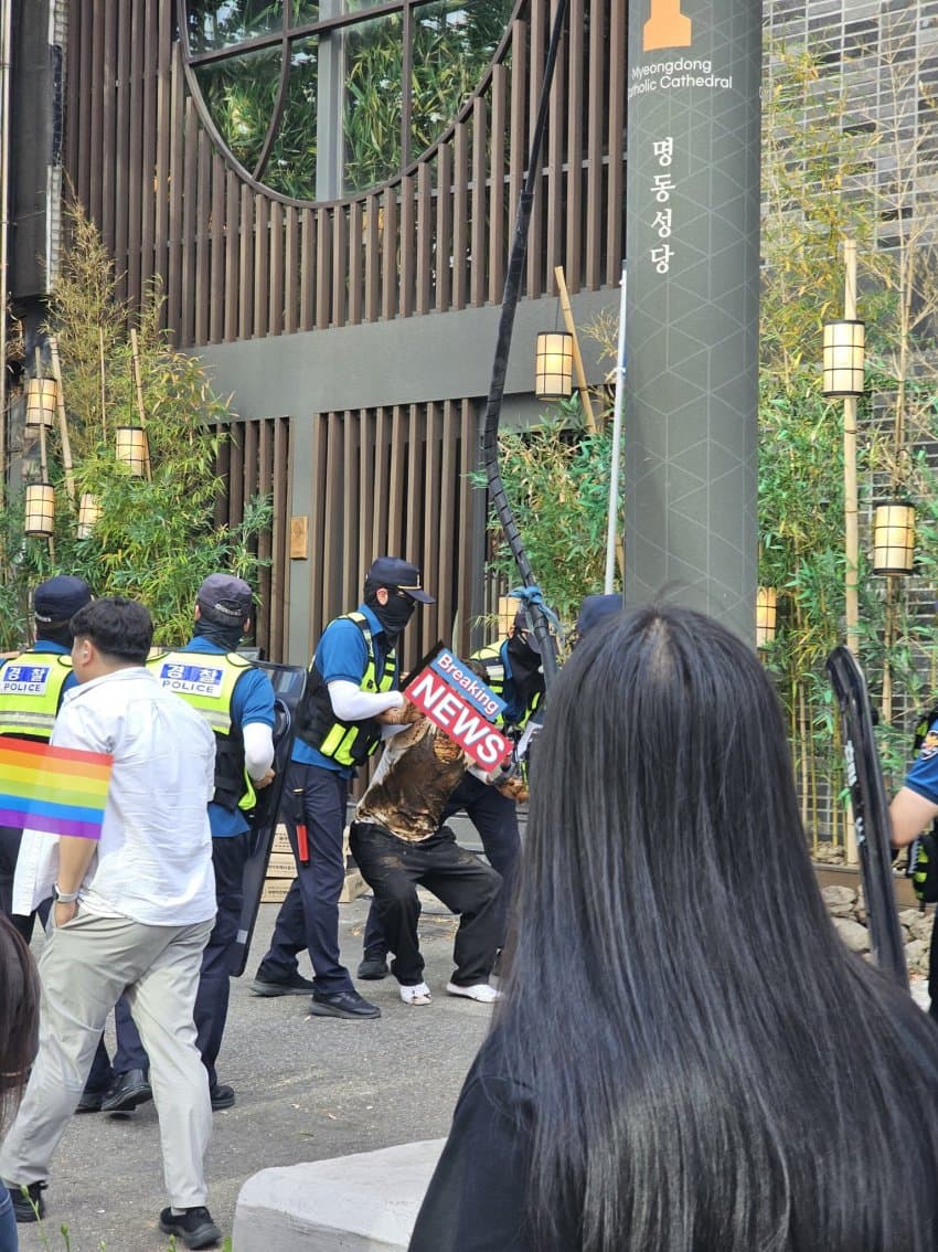 어제 서울 퀴어퍼레이드 길거리 행진 도중, 온몸에 대변을 묻히고 달려든 남성