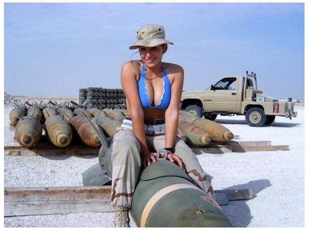 ㅇㅎ) 폭탄 위에 올라가 있는 여군