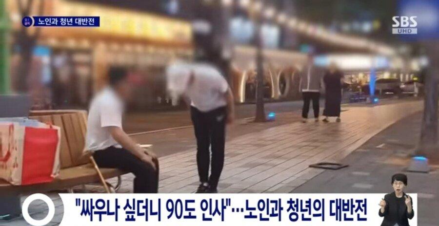 참전용사에게 90도 인사하는 현역 대위