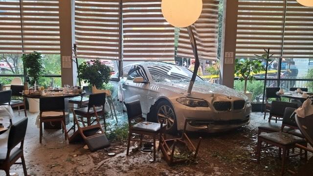 식당에 차량 돌진..손님1명 사망, 60대 운전자 급발진 주장ㄷㄷㄷㄷㄷㄷ