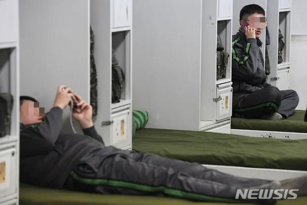 병사 휴대전화 사용 징계 급증... 감봉, 계급 강등