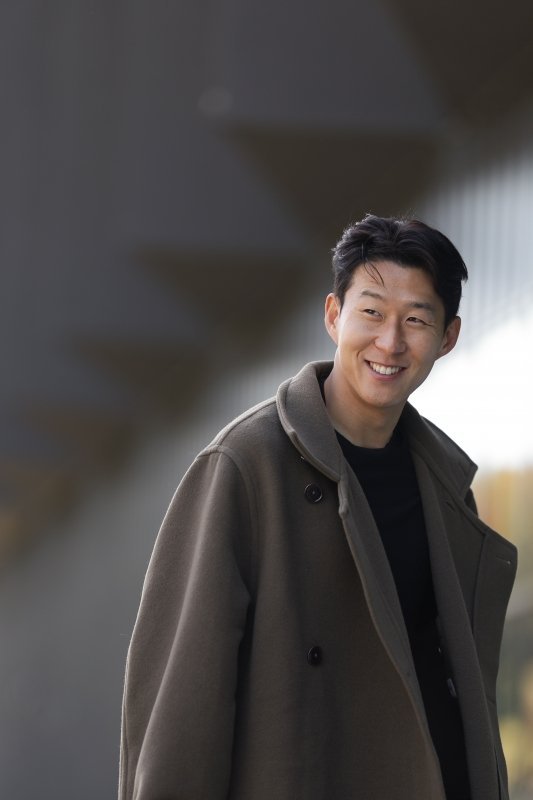 롱코트입고 천안축구센터 입소하는 오늘자 손흥민