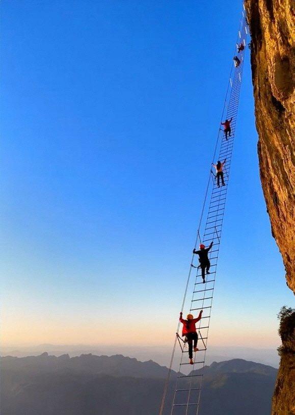 심장 터질듯한 중국 장가계 1500M 하늘 사다리 ㅎㄷㄷ.MP4