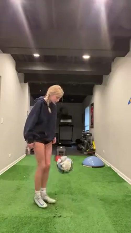 발 재주가 좋은 축구 소녀