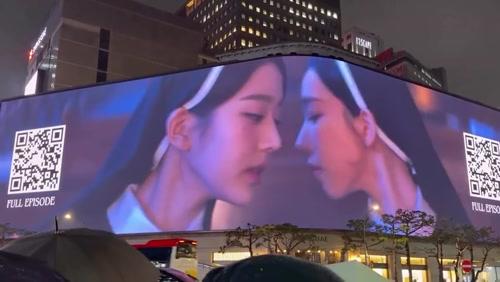 장원영 vs 카리나 (야외 광고