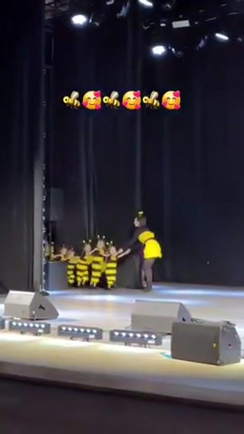 학예회에서 아이들 리드하는 교사