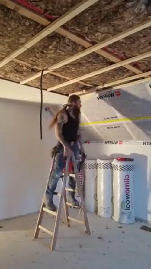 사다리를 자기 다리처럼 쓰는 작업자