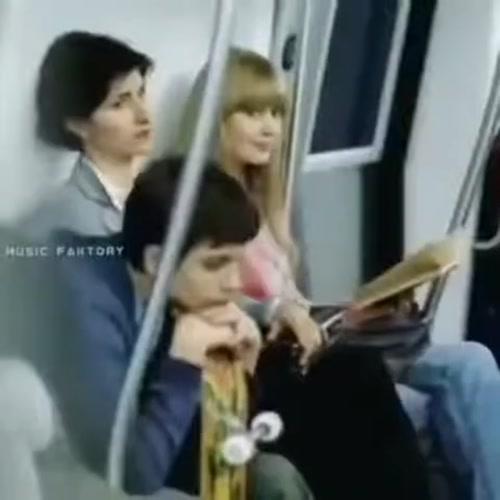 눈치껏 자리 비켜주는 승객들