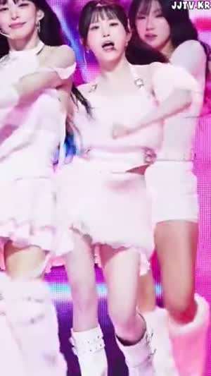 앞으로 숙이는 프로미스나인 송하영 연핑크 앙고라털