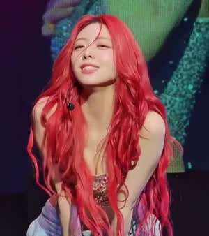 앞으로 숙인 ITZY 유나 반짝이 나비 브라탑