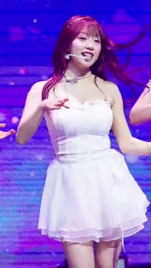 옷 끌어올리는 누나.gif