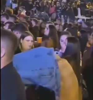 공공장소에서 옷갈아입으면 안되는이유