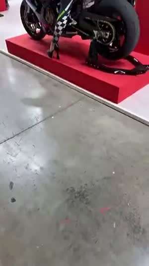 모터사이클 보다도 모델이 더 눈길을 끈다